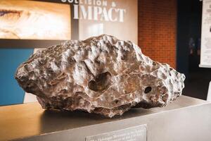 beeindruckend Meteorit Ausstellungsstück mit lehrreich Anzeige, Meteor Krater, Arizona foto