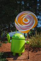 Riese Android Maskottchen Statue mit Lutscher beim Google Campus foto