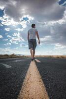 erkunden Arizona Person auf verlassen Straße, Horizont Aussicht foto