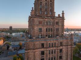 Antenne Aussicht von das lettisch Akademie von Wissenschaften im riga im ein Sommer- wolkig Tag, Lettland. es war gebaut zwischen 1953 und 1956 dominiert das Horizont Stehen beim 108 m groß. foto