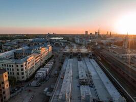 enorm Schiene baltisch Konstruktion Sicht Projekt im Fortschritt im Riga, Lettland. Gebäude ein Main zentral Zug Bahnhof im das Center von Riga. Antenne Sicht. foto