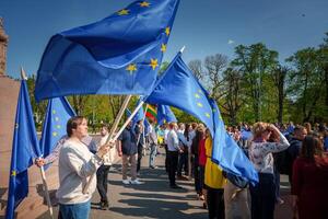 Feier im alt Stadt, Dorf Riga, Lettland festlich EU Flagge winken Menge foto