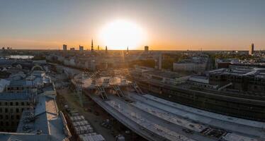 enorm Schiene baltisch Konstruktion Sicht Projekt im Fortschritt im Riga, Lettland. Gebäude ein Main zentral Zug Bahnhof im das Center von Riga. Antenne Sicht. foto