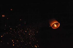 das Schönheit von das Laternen schwebend im das Himmel während das yi peng Festival und das schwebend Laterne Festival im Chiang Mai Provinz, Thailand. foto