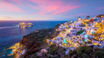 Sonnenuntergang auf der berühmten Stadt Oia, Griechenland, Europa foto