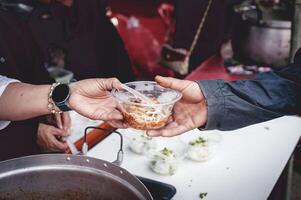 Essen Spenden und Portion das hungrig und Bedürftige durch Bereitstellung kostenlos Lebensmittel. foto