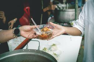 Essen Spenden zu Kampf Hunger durch Teilen kostenlos Essen mit Menschen foto