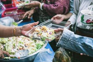 hungrig obdachlos Menschen Anfrage kostenlos Essen Spenden von Freiwillige Sozial Konzept von Portion foto