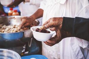 Essen Portion Menschheit Freiwillige spenden Essen zu hungrig Personen. foto