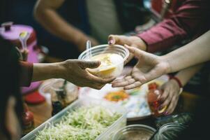 Essen Spenden und Portion das hungrig und Bedürftige durch Bereitstellung kostenlos Lebensmittel. foto