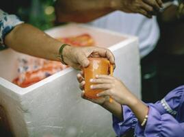 geben kostenlos Essen hilft das Arm im Gesellschaft. foto