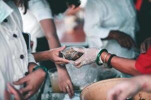 hungrig obdachlos Menschen Anfrage kostenlos Essen Spenden von Freiwillige Sozial Konzept von Portion foto