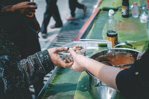 Essen Spenden und Portion das hungrig und Bedürftige durch Bereitstellung kostenlos Lebensmittel. foto