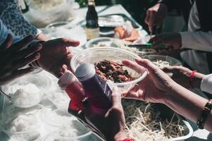 hungrig obdachlos Menschen Anfrage kostenlos Essen Spenden von Freiwillige Sozial Konzept von Portion foto