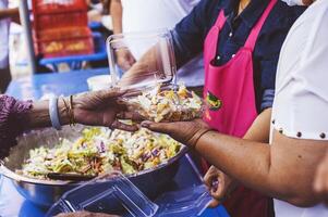 Hände von hungrig Menschen fragen zum kostenlos Essen von Freiwillige humanitär Hilfe Konzept foto