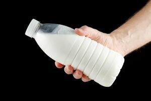 Flasche von Milch im Hand foto