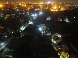 schön Nacht Aussicht von Stadt mit Drohne im lahore, Pakistan auf November 16, 2023 foto