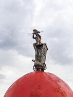 03.03.2024 - - Camagüey, Santa Lucia, Kuba - - marta Jimenez Skulptur Belag einer von das Gebäude im das Stadt. Kultur foto