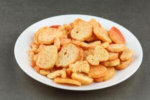 Brot Croutons Snacks im ein Platte. foto