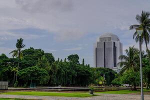 zentral Jakarta, Januar 30, 2024 - - schön Aussicht von Wolkenkratzer mit ein hell Nachmittag Himmel. foto