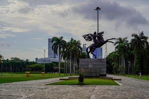 zentral Jakarta, Januar 30, 2024 - - diponegoro Statue Reiten ein Pferd auf das Gründe von das Jakarta National Monument, Indonesien. foto