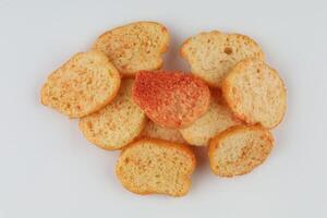 Brot Cracker Snacks auf ein Weiß Hintergrund. foto