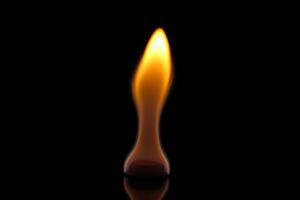 Hexamin Treibstoff Tablette brennen auf ein schwarz Hintergrund foto