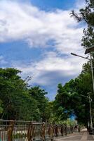 Straße im Serpong-Stadt Stadt Park, Süd Tangerang mit Bäume und Fluss Sicherheit Zaun. foto
