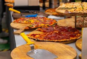 Pizzeria mit frisch Pizza zum Verkauf foto