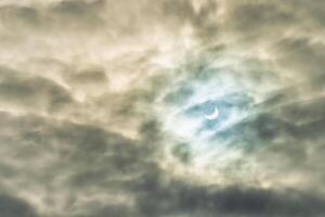 teilweise Solar- Finsternis Vorbeigehen hinter das Wolken. foto