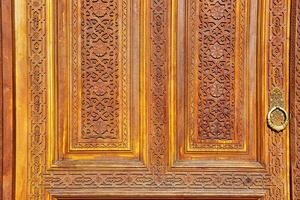 geschnitzt hölzern Türen mit Muster und Mosaik. foto