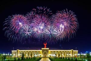 Usbekistan, Taschkent - - September 1, 2023 mehrfarbig Feuerwerk Über das Unabhängigkeit Monument im yangi Usbekistan Park im Taschkent auf Unabhängigkeit Tag. foto