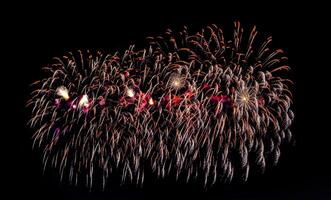 bunt Feier Feuerwerk isoliert auf ein schwarz Himmel Hintergrund. foto