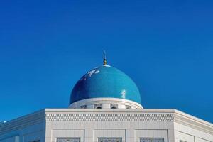 das Blau Kuppel von das Muslim Moschee geringer gegen das Blau Himmel. foto