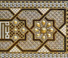 Antiquität orientalisch Metall Ornament auf das Brust. abstrakt Hintergrund. foto