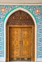 geschnitzt hölzern Türen mit Muster und Mosaik. abstrakt Hintergrund. foto