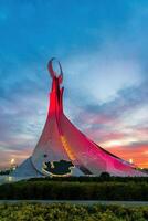 Usbekistan, Taschkent - - September 15, 2023 Monument von Unabhängigkeit im das bilden von ein Stele mit ein Humo Vogel auf ein Dämmerung mit dramatisch Klötze im das Neu Usbekistan Park. foto