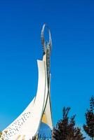 Usbekistan, Taschkent - - September 15, 2023 Monument von Unabhängigkeit im das bilden von ein Stele mit ein Humo Vogel auf ein tagsüber im das Neu Usbekistan Park im Sommer. foto