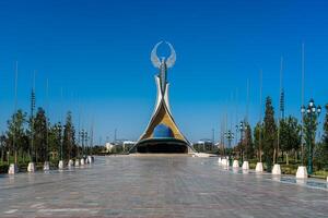 Usbekistan, Taschkent - - September 15, 2023 Monument von Unabhängigkeit im das bilden von ein Stele mit ein Humo Vogel auf ein tagsüber im das Neu Usbekistan Park im Sommer. foto