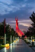 Usbekistan, Taschkent - - September 15, 2023 beleuchtet Monument von Unabhängigkeit im das bilden von ein Stele mit ein Humo Vogel im das Neu Usbekistan Park beim Nachtzeit im Herbst. foto