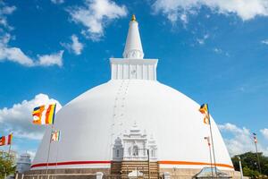 Aussicht von ruwanwelisaya stupa im uralt Stadt von Anuradhapura, sri lanka. ruwanwelisaya stupa ist einer von das Welt höchste uralt Monumente und enthält Buddha Relikte. foto