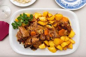 ein schön geröstet Truthahn Bein sitzt auf ein traditionell alentejo Restaurant Tisch. das goldbraun Außen ist knackig, mit ein saftig, zärtlich Innere, umgeben durch rustikal Dekor foto