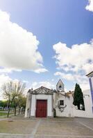 Arraiolos, Alentejo, Portugal. März 29, 2023. ikonisch Abonnieren Kapelle steht unter ein Himmel gefüllt mit wogend Weiß Wolken im Alentejo, Portugal. foto