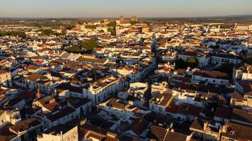 Evora, Alentejo, Portugal. kann 6, 2024. ein Antenne Aussicht von das historisch Stadt von evora beim Sonnenuntergang, präsentieren es ist mittelalterlich die Architektur und ikonisch Sehenswürdigkeiten. foto