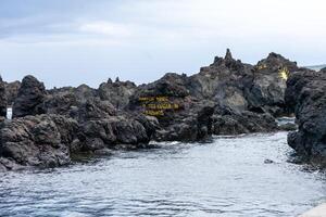 atemberaubend natürlich Pools von Kekse, Terceira Insel, Azoren, eingebettet inmitten schwarz vulkanisch Felsen gebildet durch Eruptionen. foto