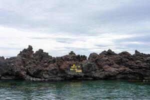 atemberaubend natürlich Pools von Kekse, Terceira Insel, Azoren, eingebettet inmitten schwarz vulkanisch Felsen gebildet durch Eruptionen. foto