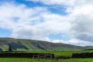 ikonisch Wind Turbinen Stand hoch inmitten das szenisch Schönheit von serra tun Cume Berg im Terceira Insel, Azoren. sauber Energie im ein malerisch Einstellung. foto