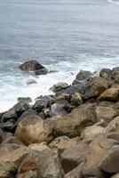 felsig Küste von Terceira Insel, Azoren. dramatisch Klippen Treffen das atlantisch Ozean im diese atemberaubend Strand Szene. perfekt zum Natur Liebhaber und Reise Enthusiasten. foto