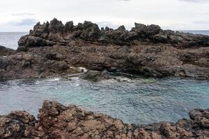 atemberaubend natürlich Pools von Kekse, Terceira Insel, Azoren, eingebettet inmitten schwarz vulkanisch Felsen gebildet durch Eruptionen. foto