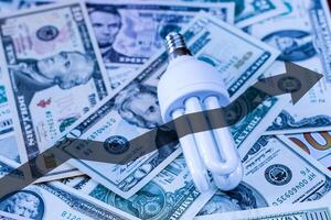 LED Lampe auf Dollar Rechnungen Hintergrund. foto